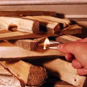 
Po ułożeniu szczapek drewna wkładamy między nie kostkę podpałki (jeżeli drewno jest dobrze przygotowane wystarczy jedna sztuka) i po sprawdzeniu czy wszystkie kanały doprowadzające powietrze (pierwsze i wtórne) do paleniska są otwarte podpalamy naszą magiczną kostkę i zamykamy drzwi kominka.