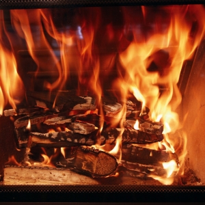 
Na zakończenie przypomnę tylko, że dla poprawnego palenia nie wystarczy dobry kominek, suche drewno i stosowanie się do reguł podanych powyżej. Dla dobrego palenia potrzebny jest jeszcze dobry komin ale o tym opowiem przy innej okazji.