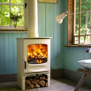 Kominek w aranżacji z drewnem, fot. Charnwood