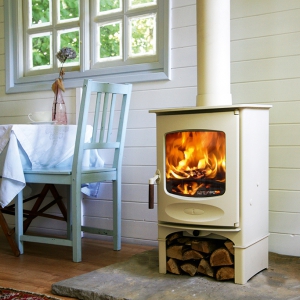 Kominek w aranżacji z drewnem, fot. Charnwood