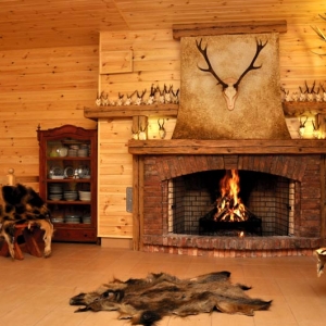 Kominek w stylu myśliwskim