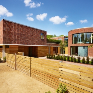 Ceglana rezydencja z ognistym temperamentem